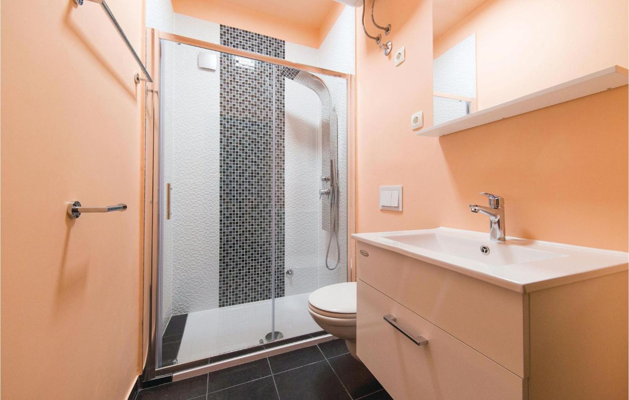 Amazing Apartment In Kastel Stafilic With Jacuzzi Kastela Luaran gambar