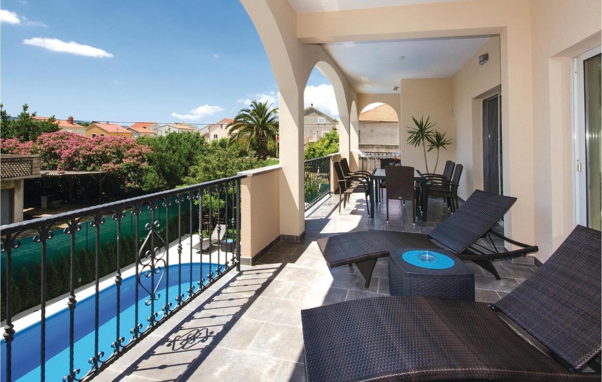 Amazing Apartment In Kastel Stafilic With Jacuzzi Kastela Luaran gambar