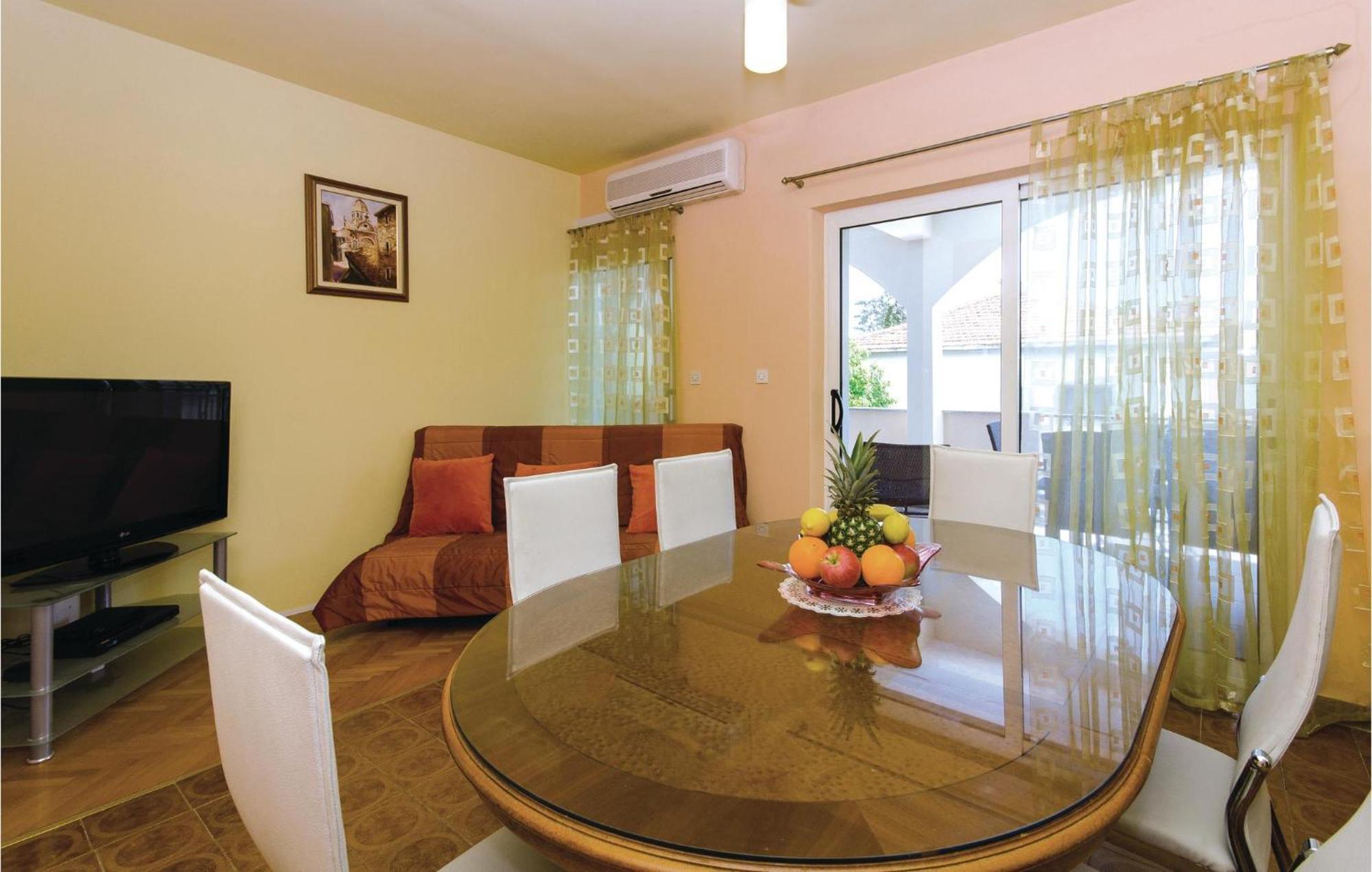 Amazing Apartment In Kastel Stafilic With Jacuzzi Kastela Luaran gambar