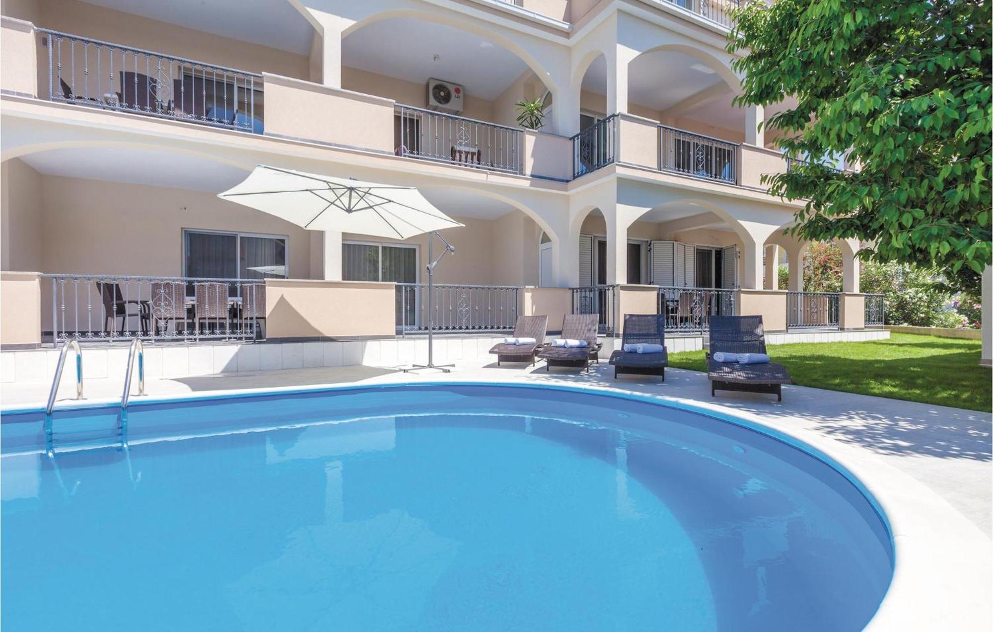 Amazing Apartment In Kastel Stafilic With Jacuzzi Kastela Luaran gambar