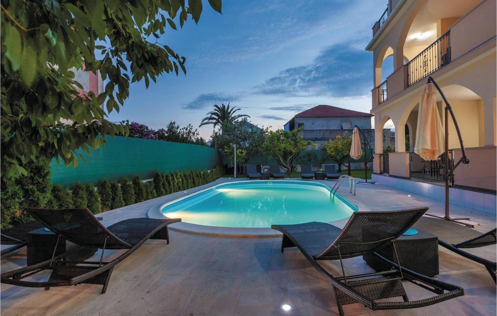 Amazing Apartment In Kastel Stafilic With Jacuzzi Kastela Luaran gambar