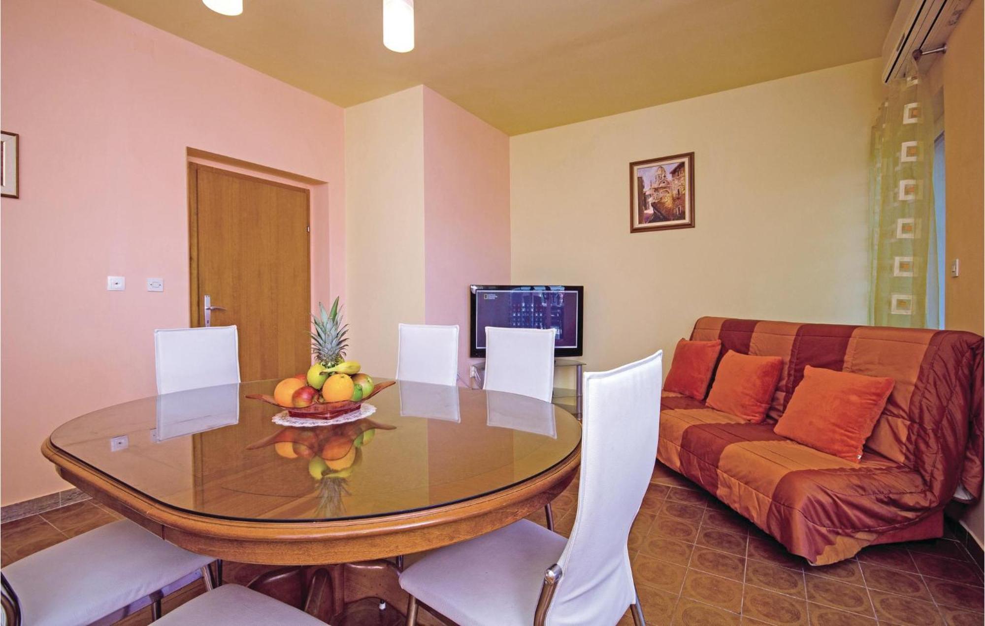 Amazing Apartment In Kastel Stafilic With Jacuzzi Kastela Luaran gambar