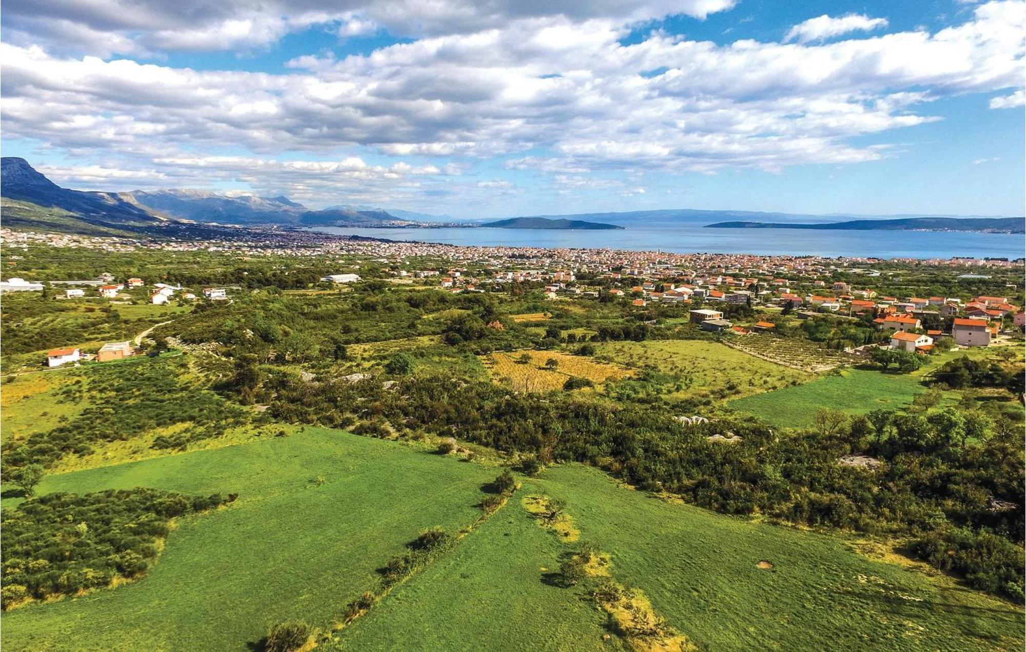 Amazing Apartment In Kastel Stafilic With Jacuzzi Kastela Luaran gambar