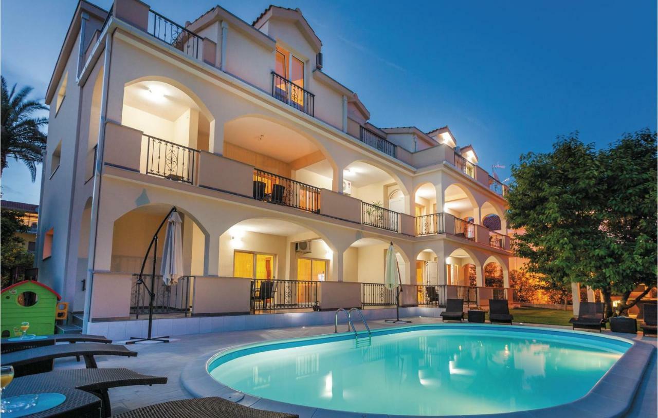 Amazing Apartment In Kastel Stafilic With Jacuzzi Kastela Luaran gambar